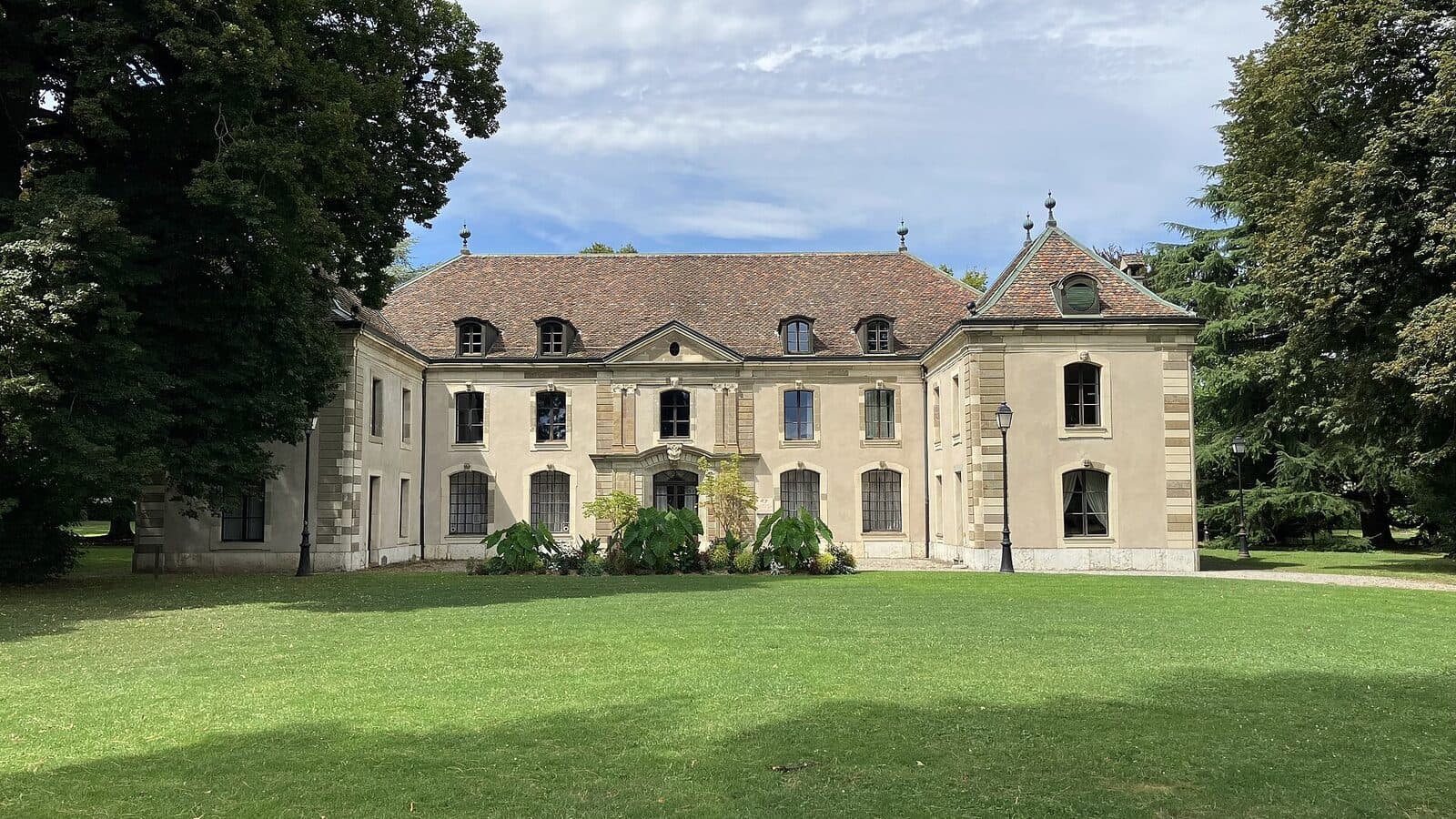 Vernier, a guide to a large municipality on Geneva's Right Bank